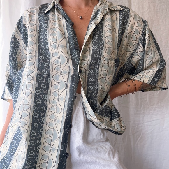 Oversized Vintage Silk Button-down shirt - Picture 2 of 4